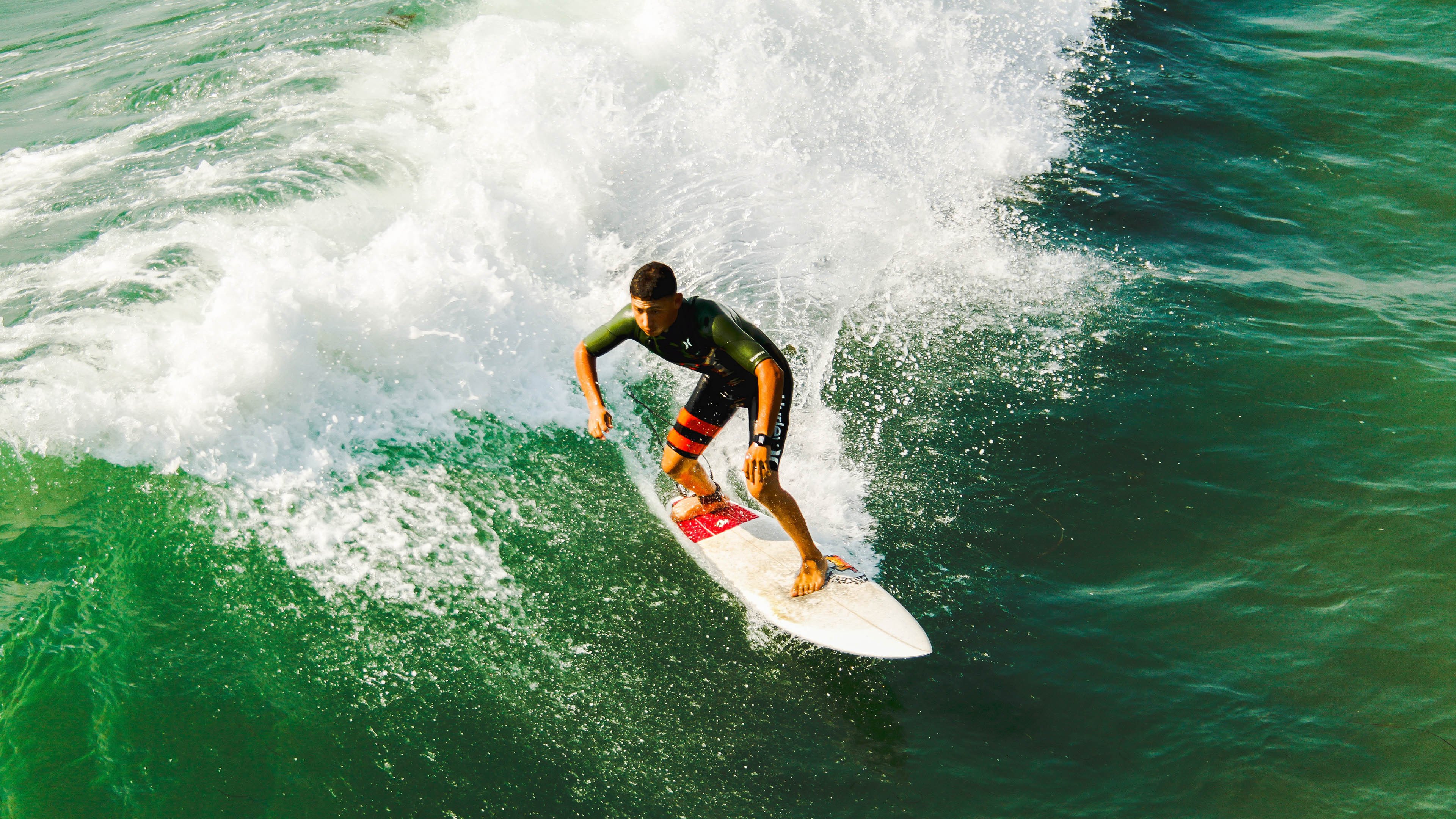 打投降了！布克助太阳末节轰出7-0领先到21分 马刺换下主力放弃，布克谈准绝杀
